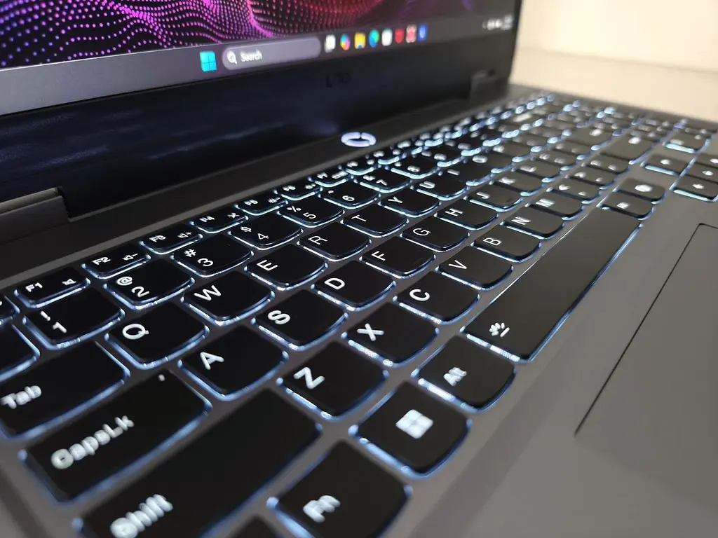 Ноутбук Lenovo 15.6 LOQ 15ARP9 FullHD IPS 144Hz Ryzen 5 7235HS 12Gb DDR5 SSD 512GB RTX 4050 6GB (83JC00GKUS) - фото 2