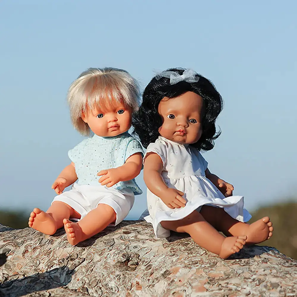 Лялька Miniland дівчинка брюнетка блакитноока в одязі 38 см подарункова коробка (33210) - фото 3