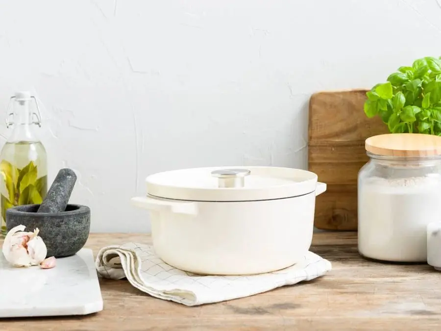 Каструля чавунна з кришкою KitchenAid 22 см 3,3 л колір мигдальний крем (CC006056-001) - фото 7