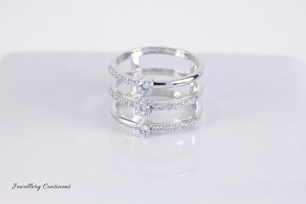 Каблучка з білого золота з фіанітами 18 K-0223