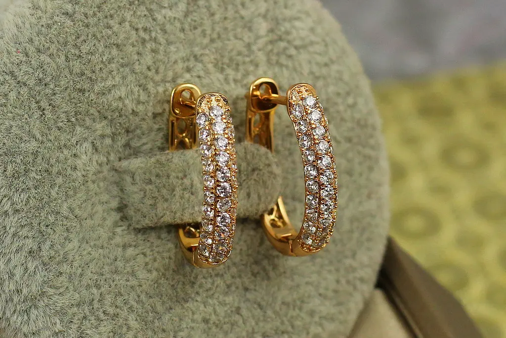 Серьги Xuping Jewelry выпуклые три дорожки из фианитов 1.9 см золотистые - фото 2