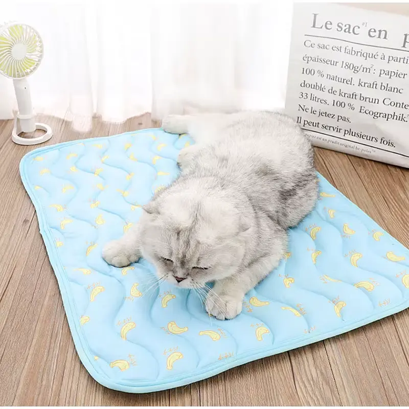 Літня підстилка, що охолоджує Derby Ice Silk Summer Pet Cooling Mat Bananas 50х60 см - фото 2