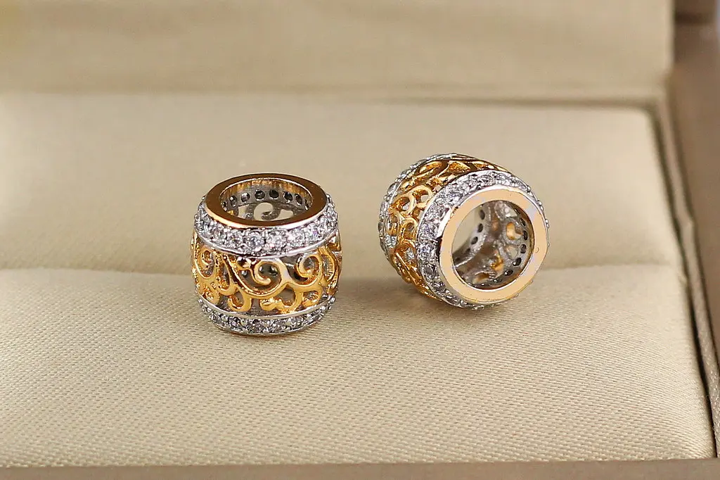 Кулон шарм Xuping Jewelry ажурний візерунок з родієм і фіанітами з боків 8 мм золотистий - фото 2