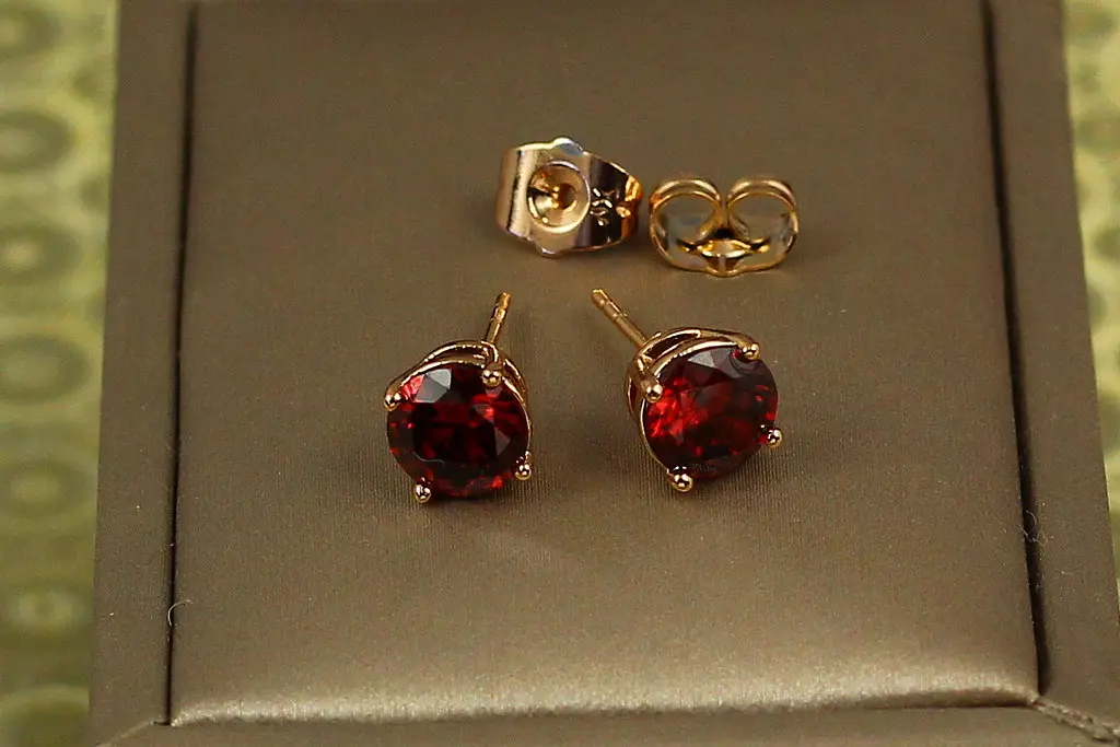 Сережки гвоздики Xuping Jewelry з червоним каменем на чотири кріплення 7 мм золотисті