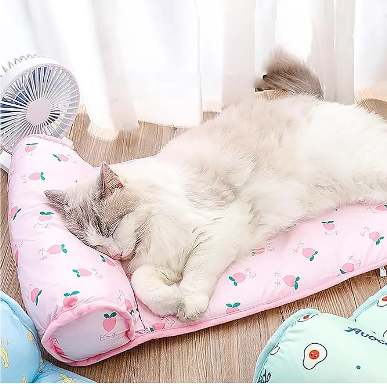 Підстилка, що охолоджує, з подушкою Derby Ice Silk Summer Pet Cooling Mat Strawberry для домашніх тварин 40х60 см - фото 2