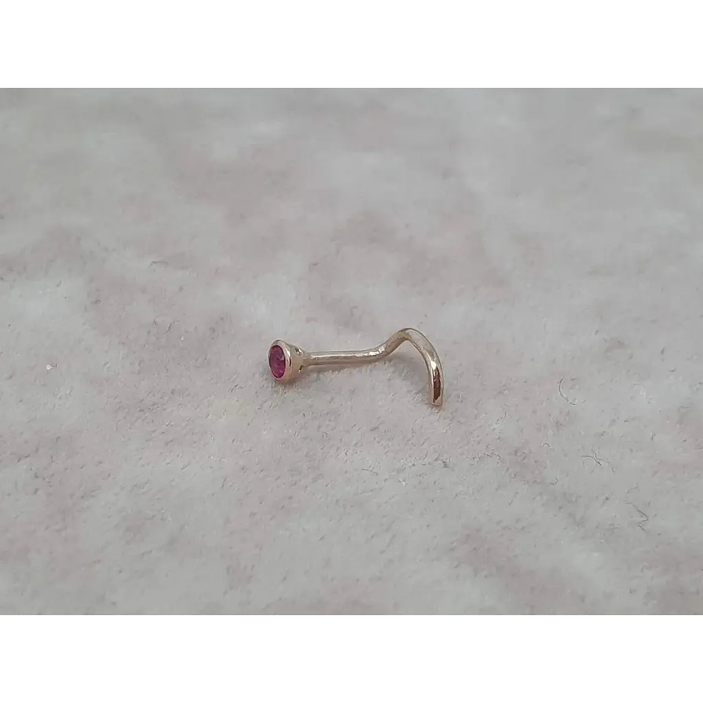 Золотая серьга-пирсинг в нос Dear с фианитом. 1023.1 розовый - фото 2