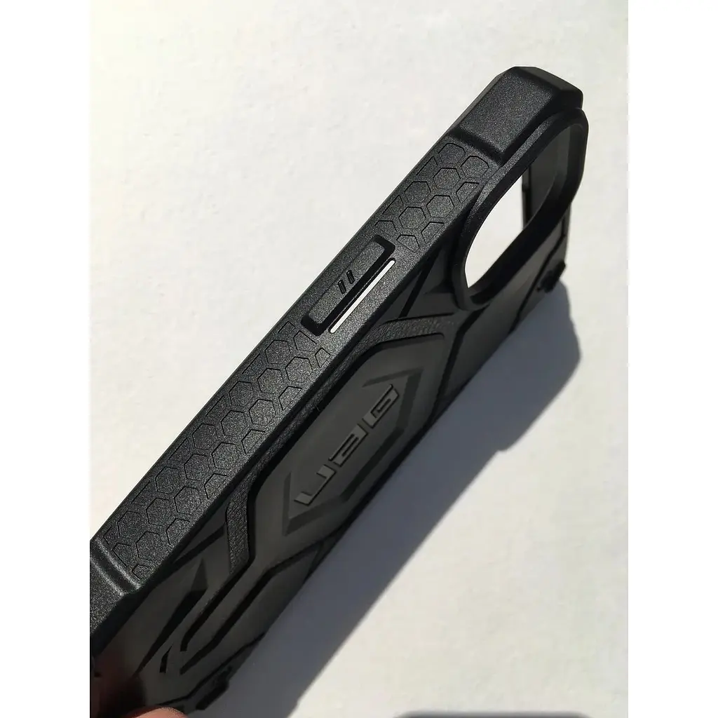 Оригінальний протиударний чохол UAG Monarch MagSafe для iPhone 13 / 14 (6.1") Black Leather (114028114040) - фото 5