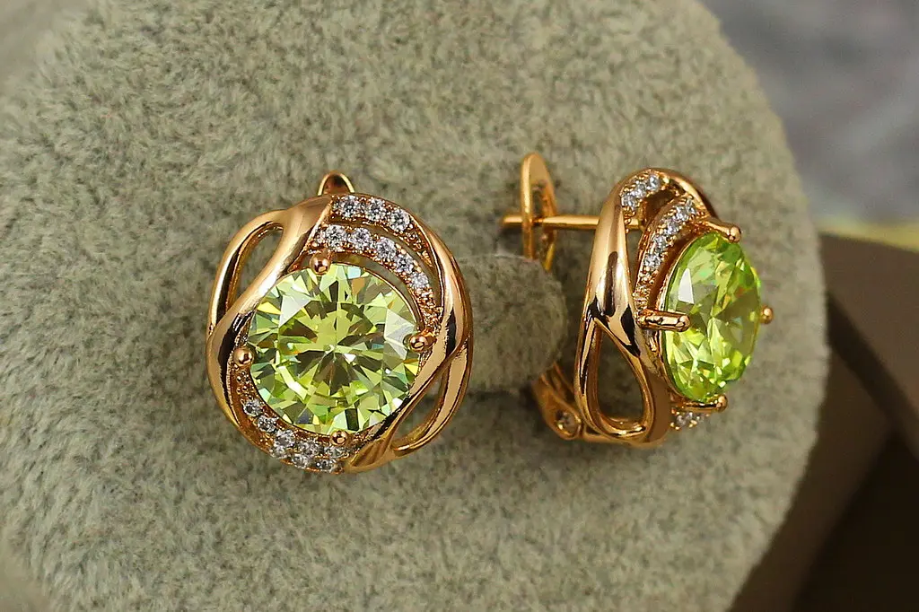 Серьги Xuping Jewelry кутюрье с салатовыми камнями 1,8 см золотистые - фото 2