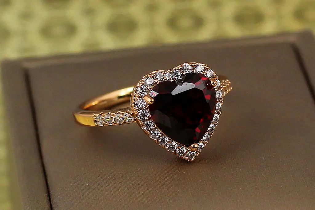 Кільце Xuping Jewelry серце океану з червоним каменем 1,4 см р 20 золотисте - фото 2