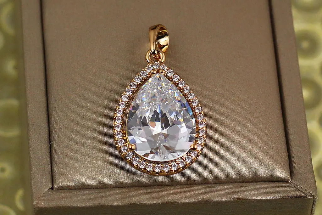 Кулон Xuping Jewelry крапля з білим фіанітом у обідку 2.4 см золотистий