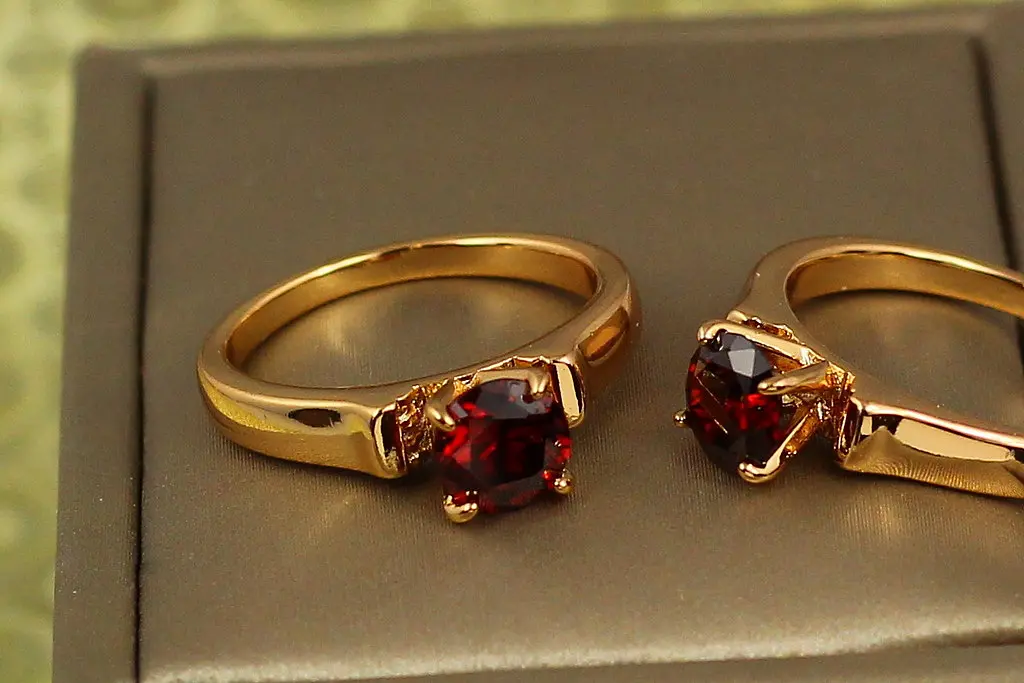 Кільце Xuping Jewelry червоний фіаніт на високих ніжках р 16 золотисте - фото 2