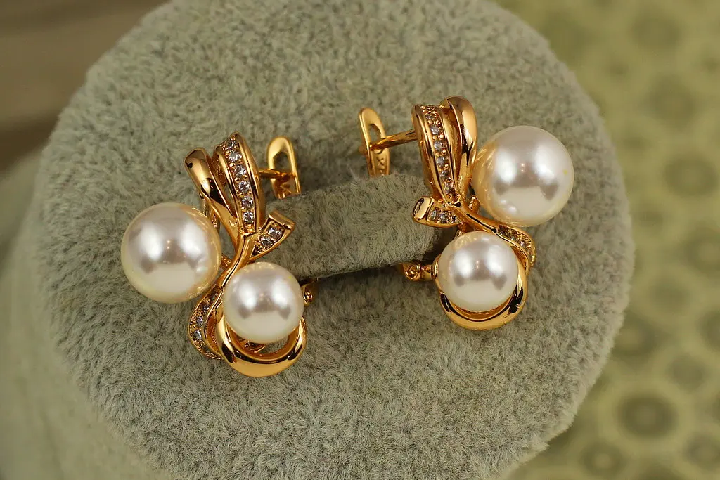 Сережки Xuping Jewelry Бант з двома крупними перлинами 2,1 см золотисті - фото 2