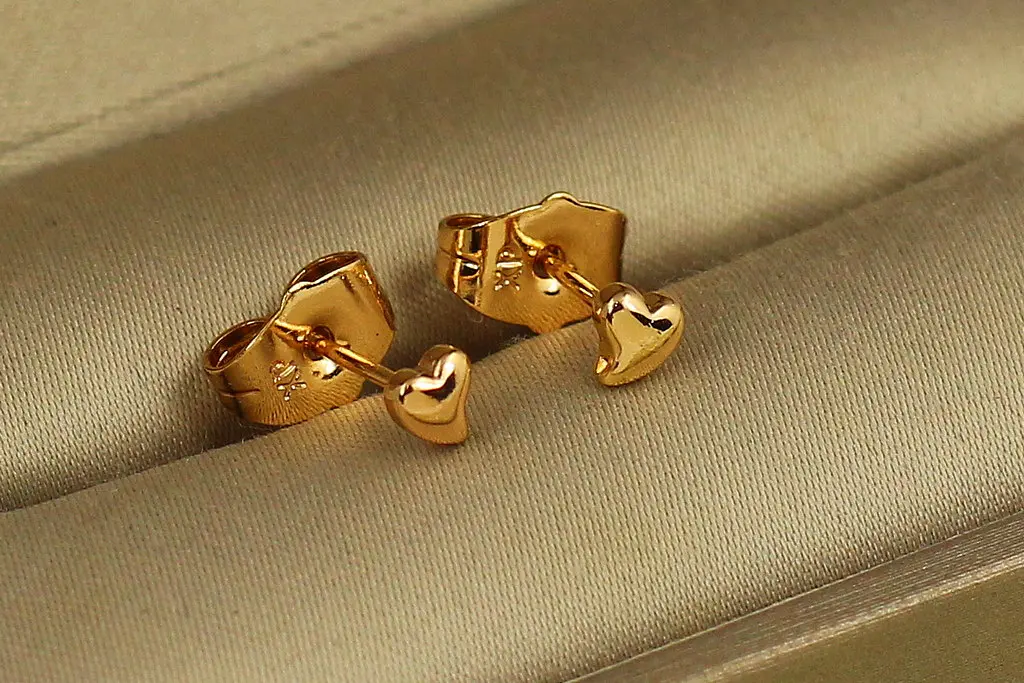 Сережки гвоздики Xuping Jewelry Гладкі серця 4 мм золотисті - фото 2