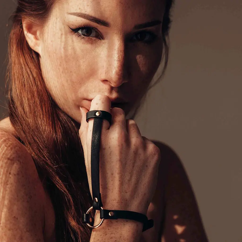 Прикраса на руку Bijoux Indiscrets Maze Simple Hand Piece Black (чорний) - фото 6