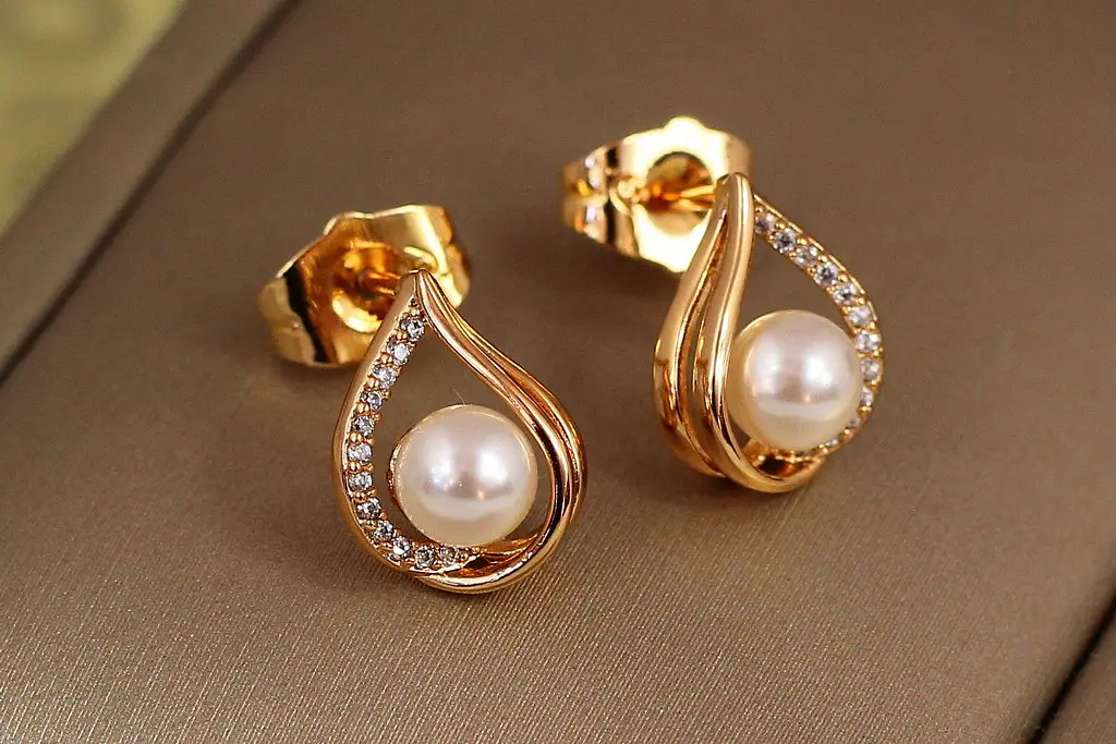 Сережки гвоздики Xuping Jewelry росинка з перлинками 1,2 см золотисті - фото 2