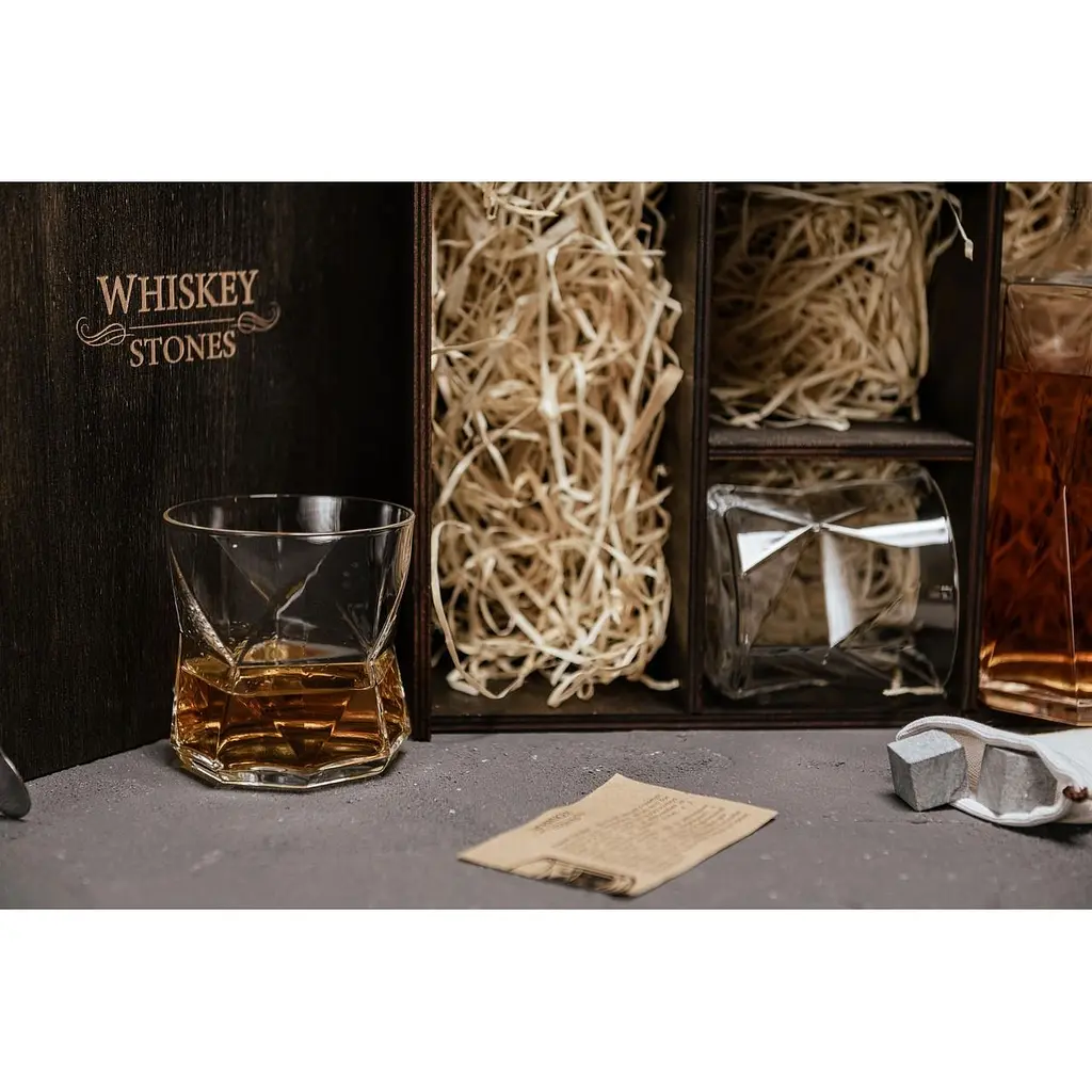 Подарунковий набір віскі Whiskey Stones з камінням для віскі в дерев'яному пеналі №3 + декантер і 2 склянки + щипці + мішечок - фото 5