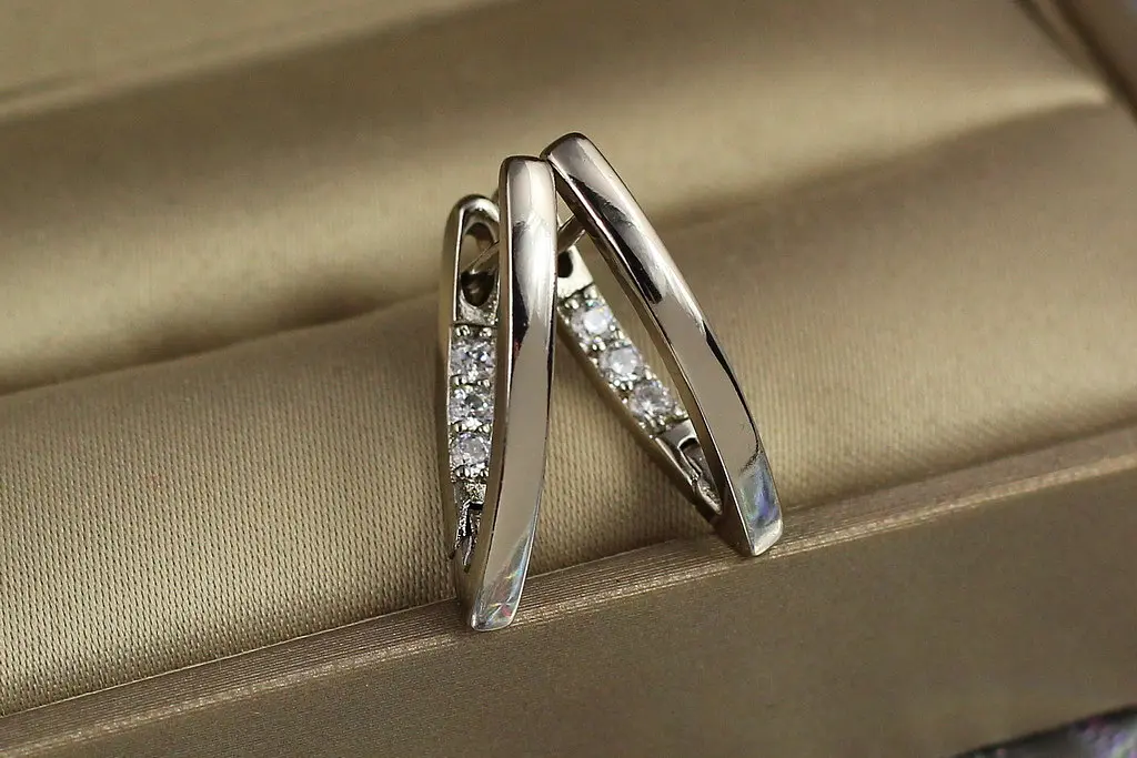 Сережки Xuping Jewelry стрілки з камінням ззаду 2 см сріблясті - фото 3