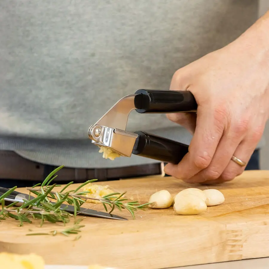 Пресс для чеснока KitchenAid Classic 19 см черный (KCG132OHOBE) - фото 7