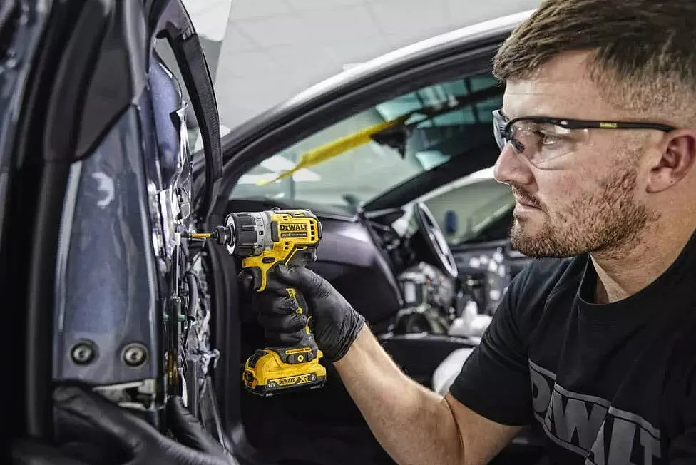Шурупокрут акумуляторний безщітковий DeWalt з АКБ та ЗП DCF601D2 - фото 4
