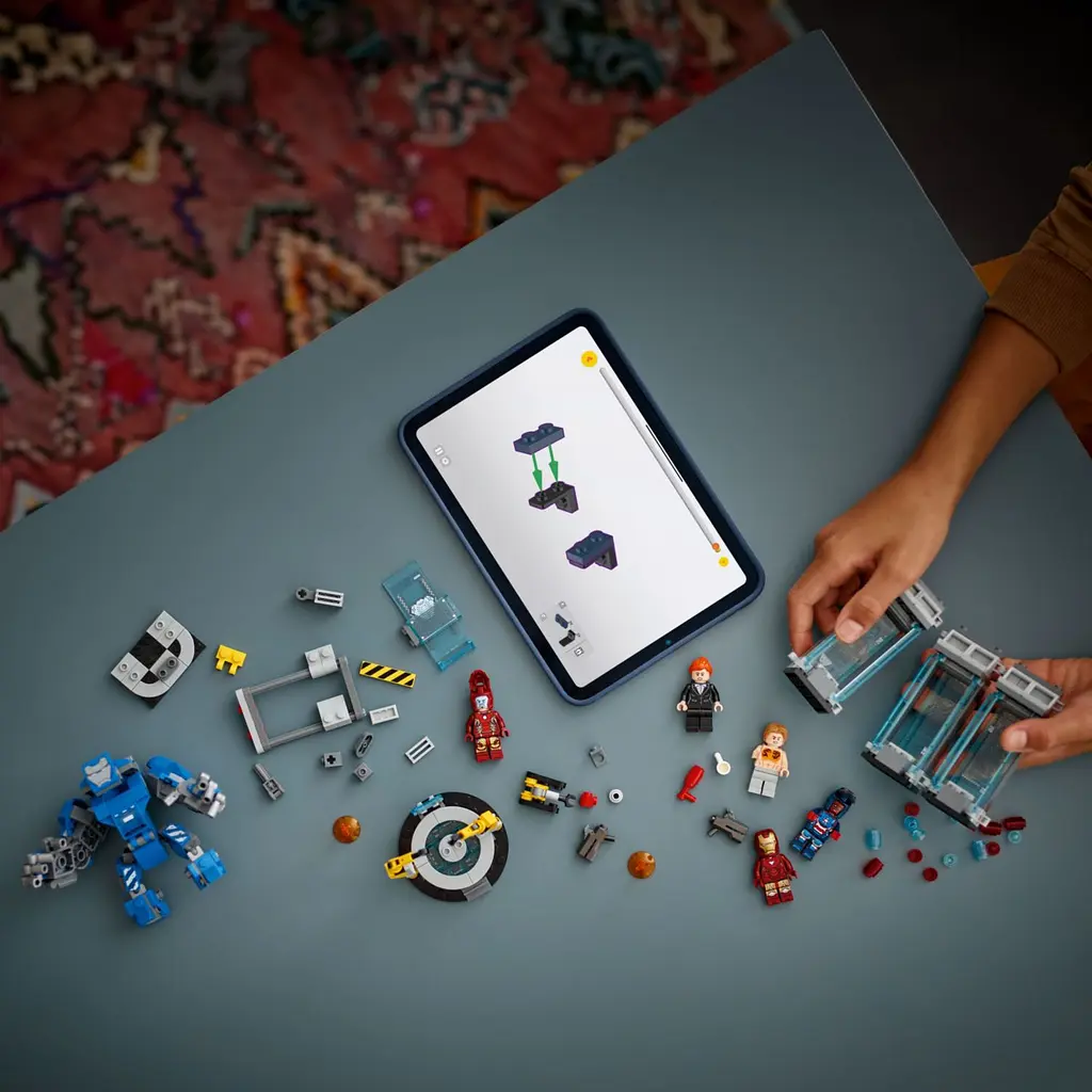 Конструктор LEGO Marvel Super Heroes Лаборатория Железного Человека зал доспехов 384 детали (76315) - фото 6