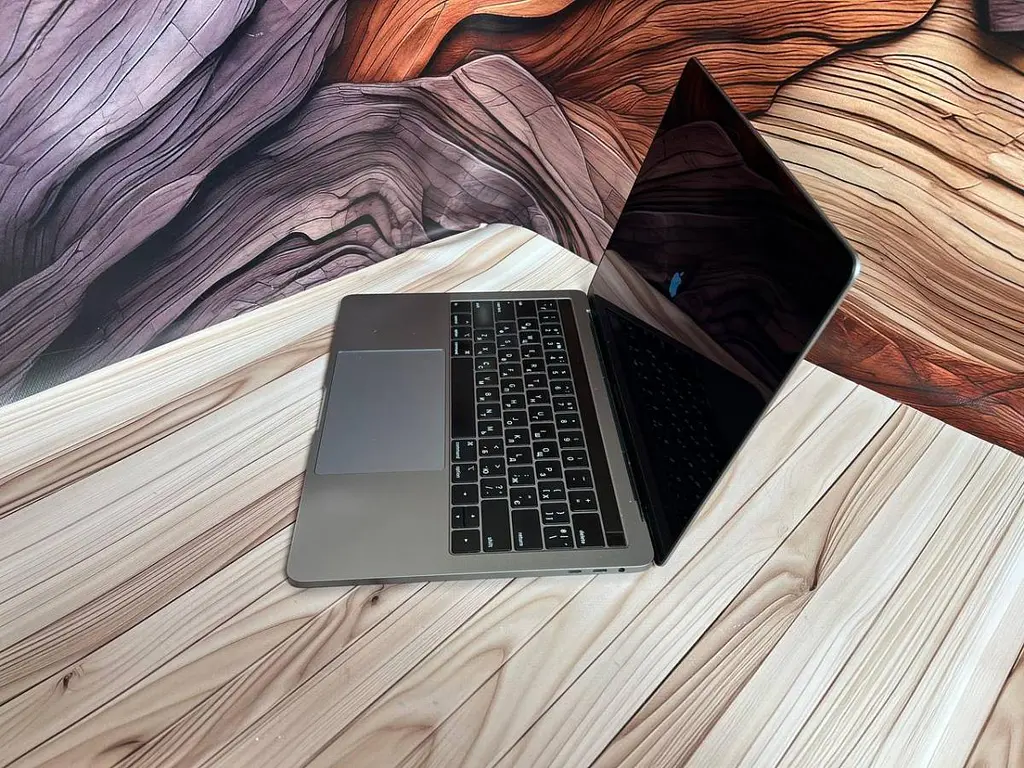 Ноутбук Apple MacBook Pro 13" i7-8559U/16/251 (C02Y40RUJHD2) Б/в - фото 3