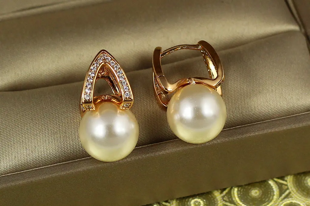 Сережки Xuping Jewelry Ватікан з перлиною 2 см золотисті - фото 3