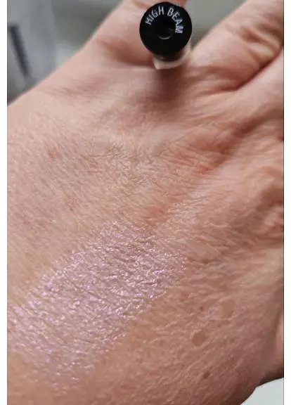 Увлажняющая мерцающая губная помада Avon Ультра 76 High Beam/Сияние недостижимости 3.6 г - фото 3