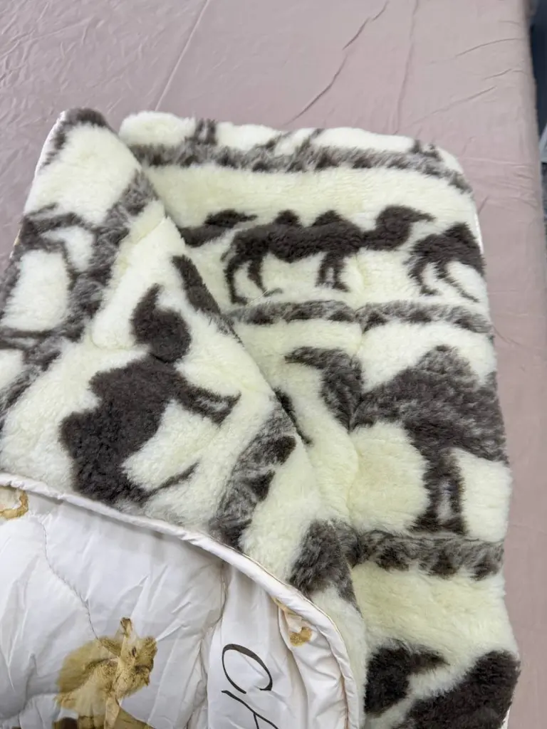 Ковдра євро зимова стьобана з холофайбера Arda Camell wool 41075 195х215 см - фото 4