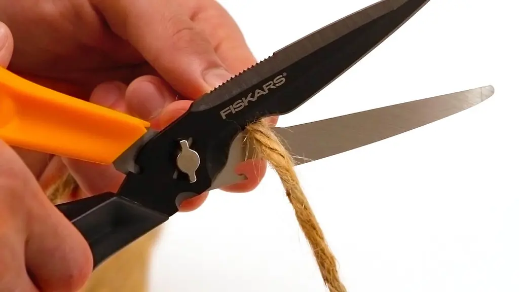 Багатофункціональні ножиці Fiskars Cuts + More 23 см леза з титановим покриттям 1000809 - фото 16