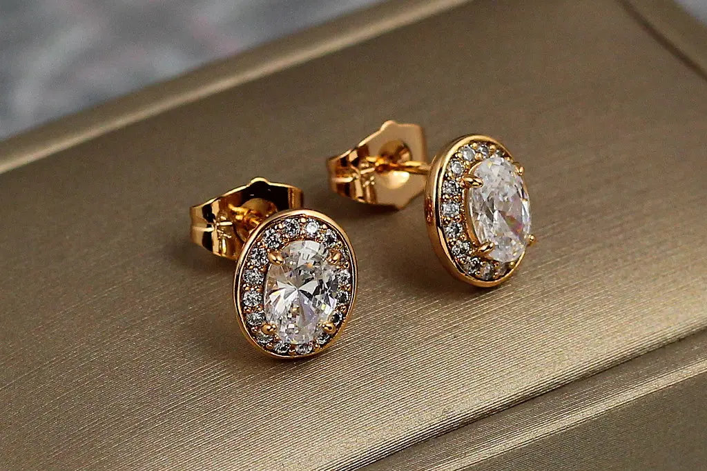Сережки гвоздики Xuping Jewelry овальні малинки з білими каменями 10 мм золотисті