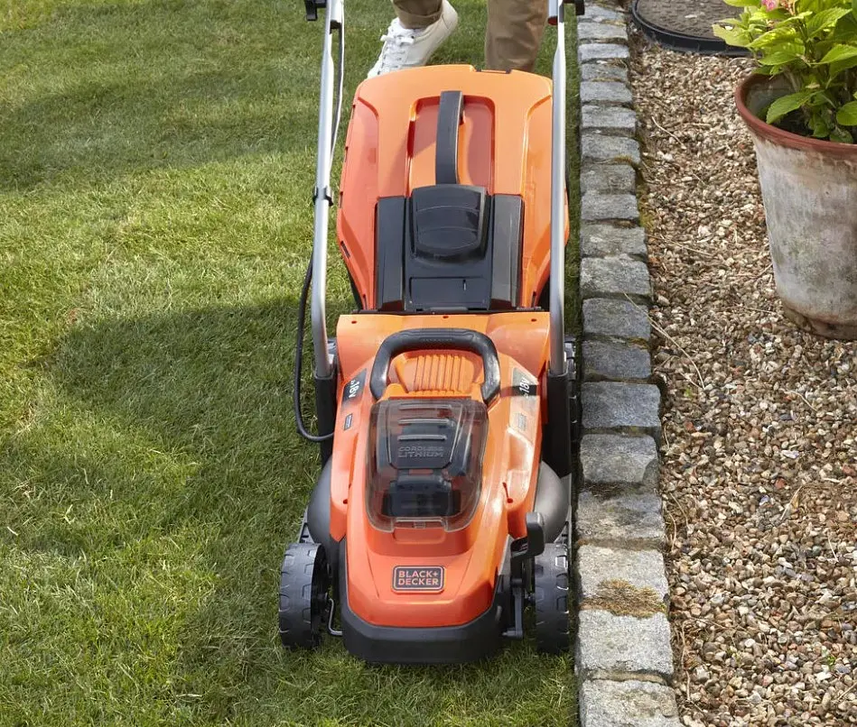 Газонокосилка аккумуляторная Black+Decker BCMW3318L2 - фото 12