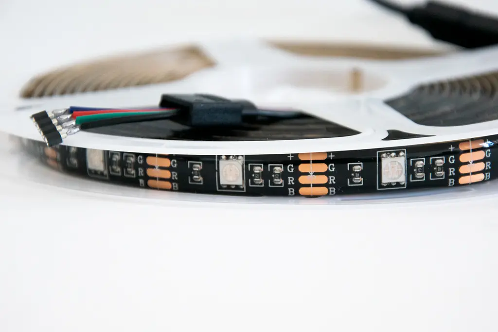 Светодиодная лента 5м разноцветная полоса RGB Bluetooth 5050 MEIQ-IT RGB strip light - фото 4