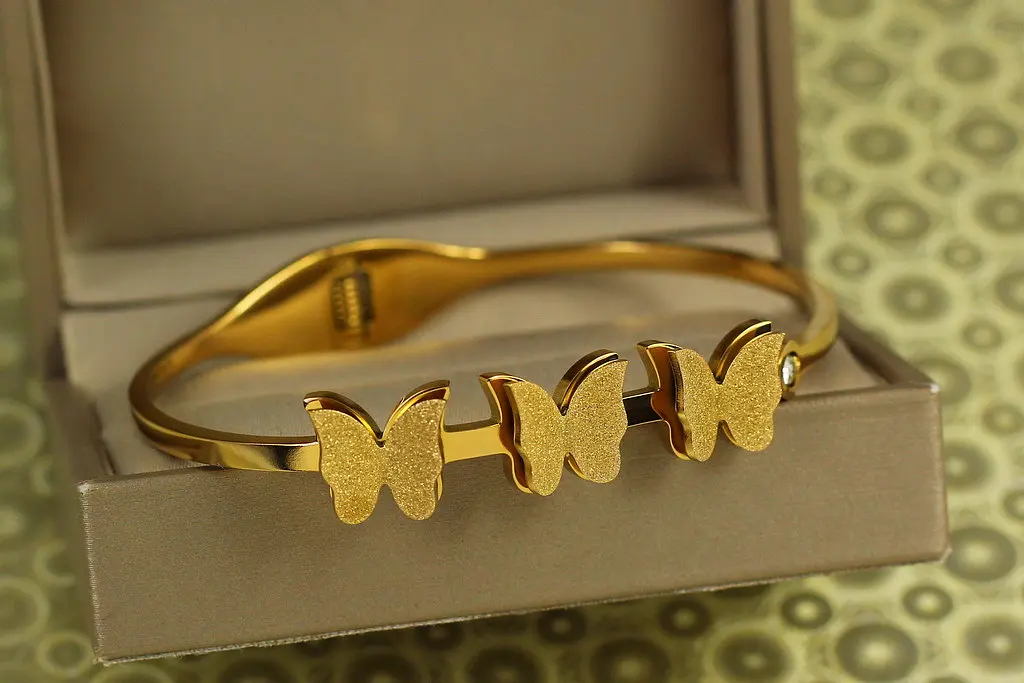 Браслет бенгл Xuping Jewelry жорсткий Triple Butterfly 60 мм на руку від 17 до 19 см лимонний - фото 2