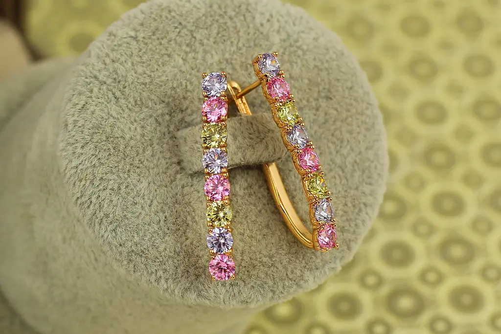 Серьги Xuping Jewelry дорожка с крупными разноцветными камнями 3,3 см золотистые - фото 2