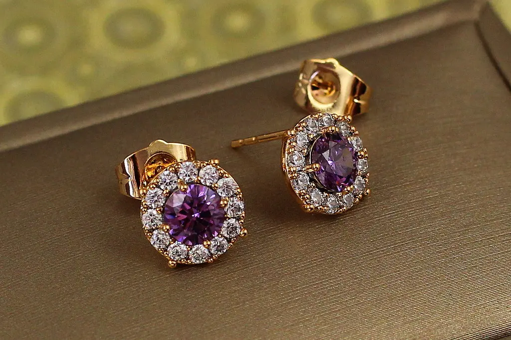Серьги гвоздики Xuping Jewelry фиолетовый камень в ободке из фианитов 9 мм золотистые