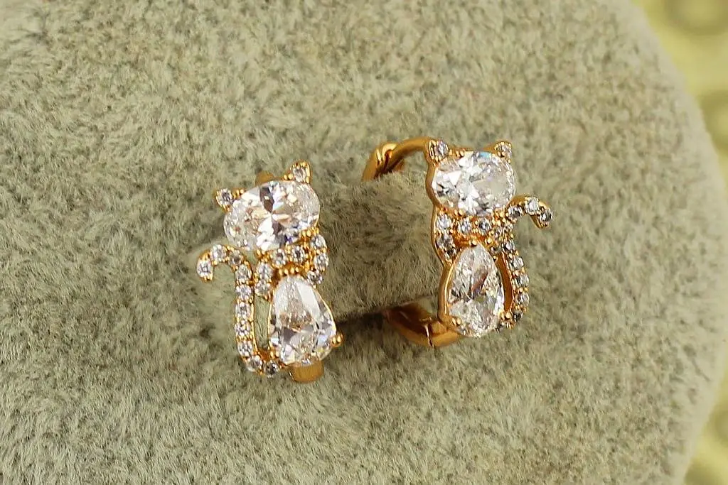 Сережки дитячі Xuping Jewelry котики з шарфом 1,3 см золотисті - фото 2