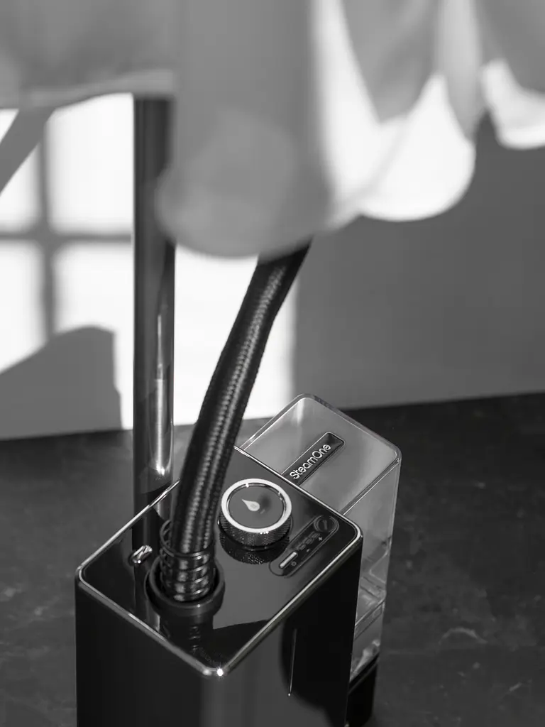 Відпарювач вертикальний SteamOne чорний (EUES200B) - фото 2