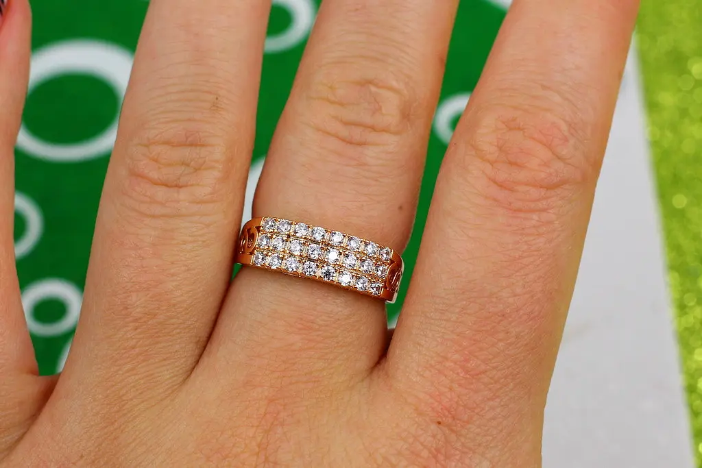 Кільце Xuping Jewelry каміння у три ряди по боках різьблення р 17 золотисте - фото 3