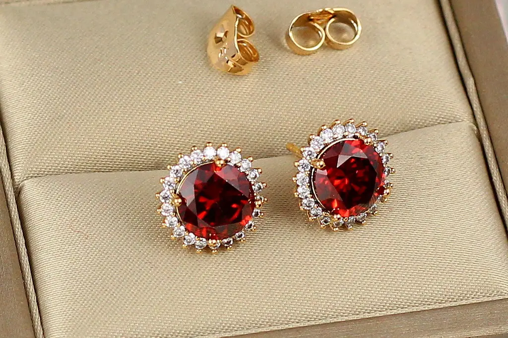 Сережки гвоздики Xuping Jewelry соняшник з червоним каменем 1.2 см золотисті