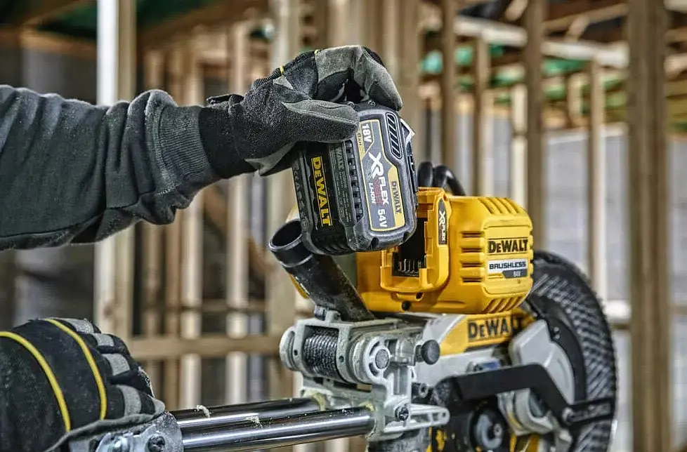 Пила торцювальна акумуляторна DeWalt з АКБ та ЗП DCS727T2 - фото 5