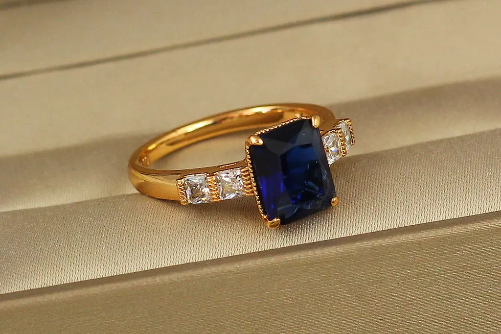 Кільце Xuping Jewelry Великий прямокутник з синім каменем р 20 золотисте - фото 2