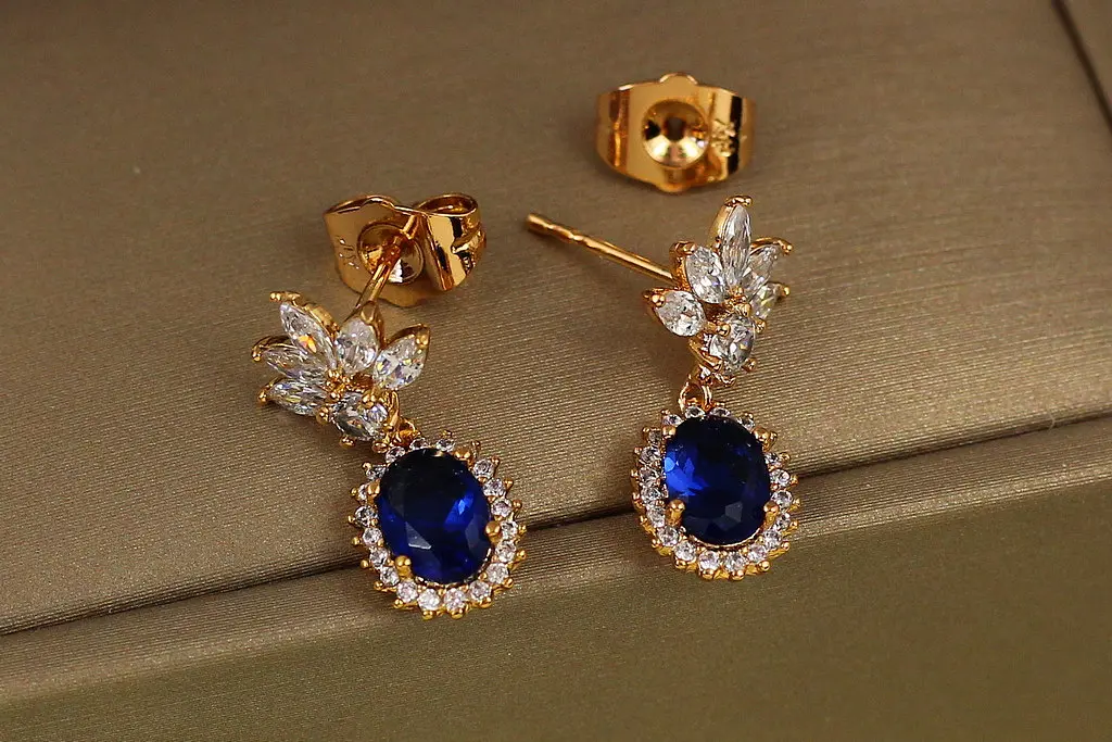 Серьги гвоздики Xuping Jewelry подвеска малинка с синим камнем 2 см золотистые - фото 2