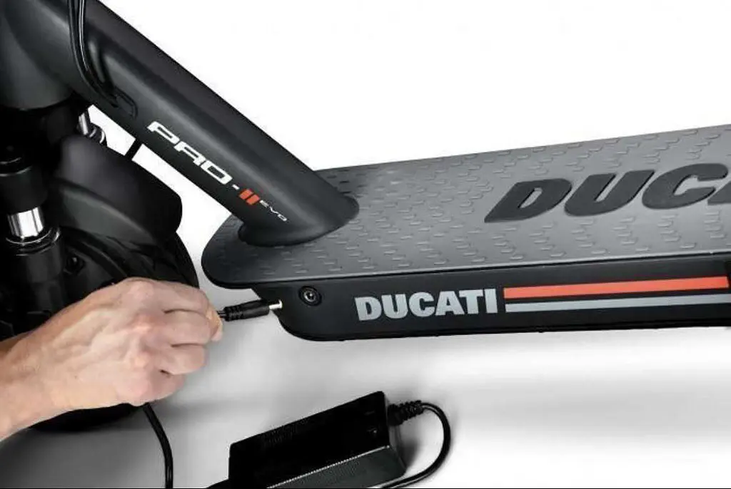 Електросамокат Ducati Pro-II Evo (DU-MO-210009) - фото 6