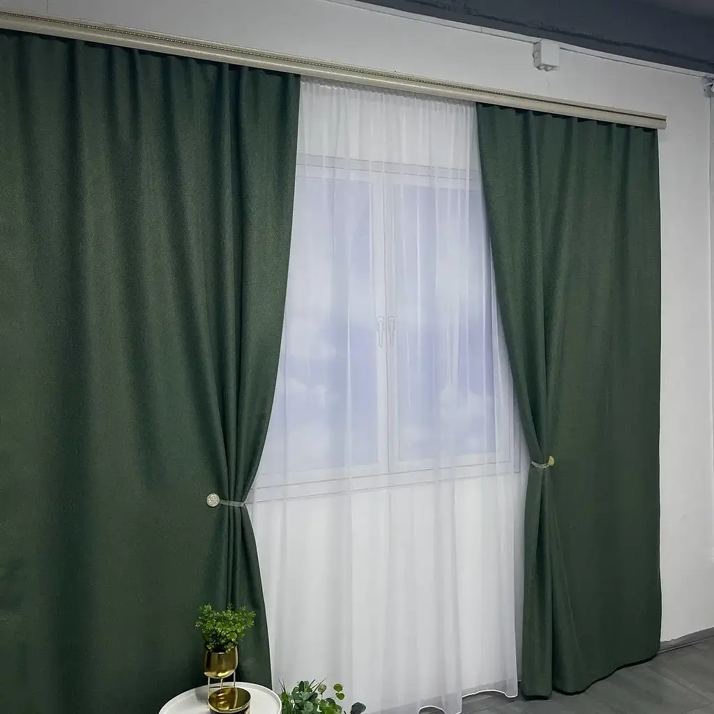 Льняні блекаут штори зеленого кольору 2шт. 150х270 з білим шифоновим тюлем 400х270, на тасьмі ALBO pbe0052617 - фото 5