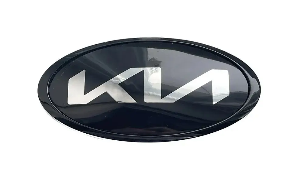Емблема Kia NEW TYPE, чорна (новий шрифт) 150x75 мм (обід чорний) Алюміній + ABS на скотчі (заводська) - фото 2
