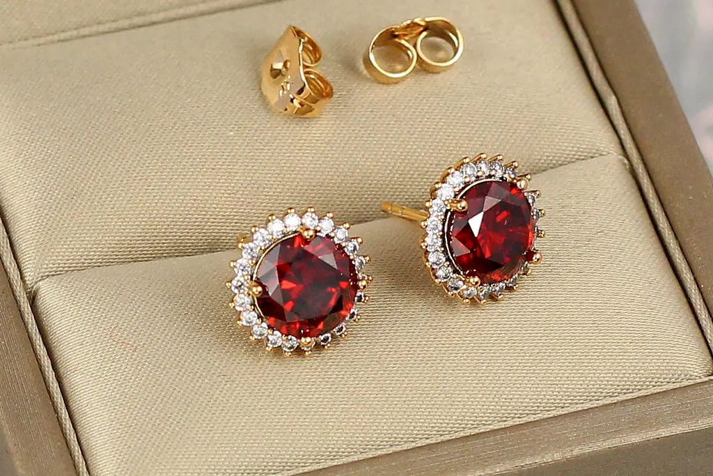 Сережки гвоздики Xuping Jewelry соняшник з червоним каменем 1.2 см золотисті - фото 2