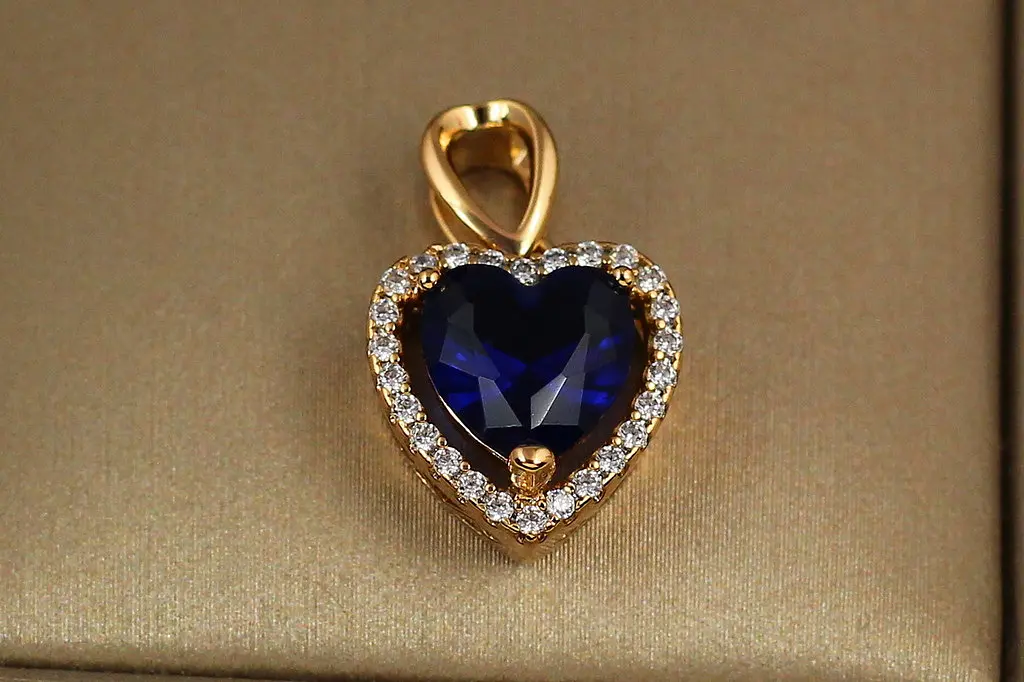 Кулон Xuping Jewelry синє серце в обідку з дрібних фіанітів для тонкого ланцюга 1.2 см золотистий