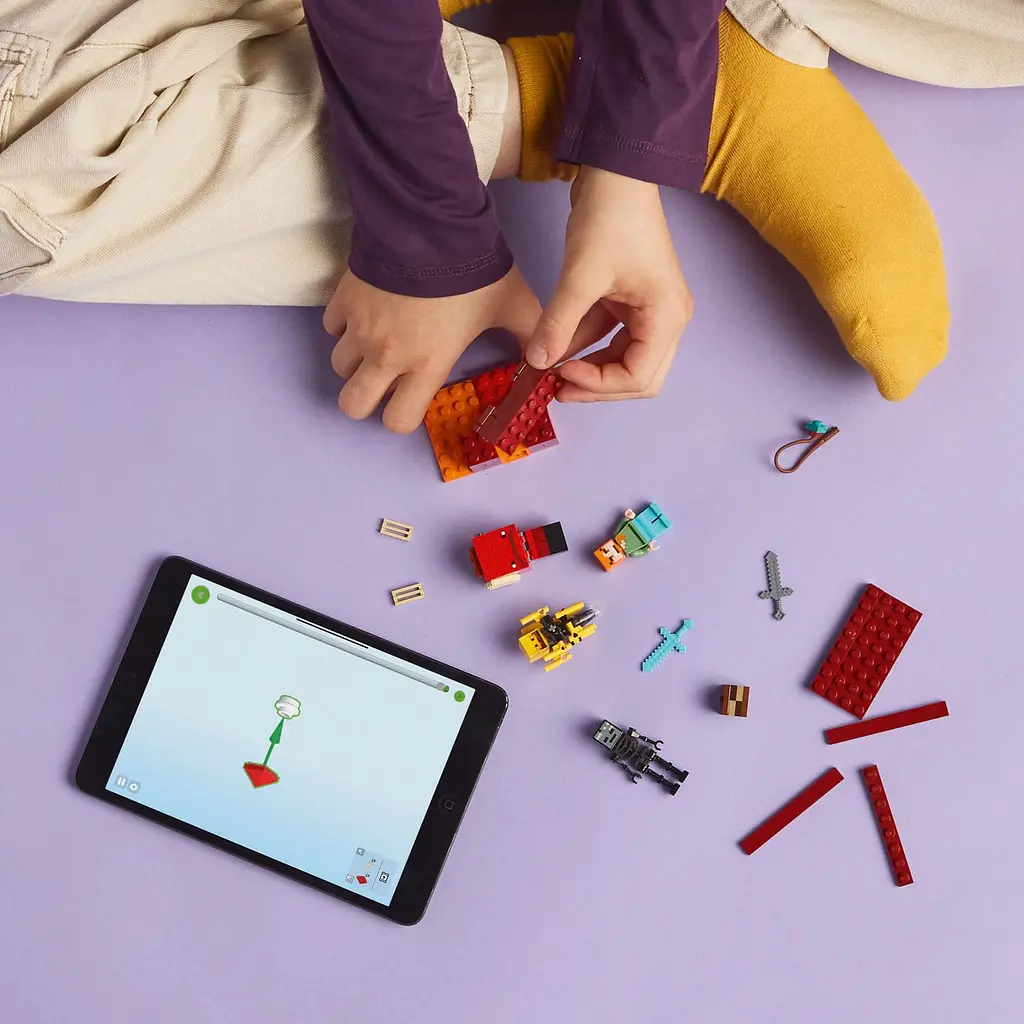 Конструктор LEGO Minecraft Битва с лавой в Незере 99 деталей (21266) - фото 4