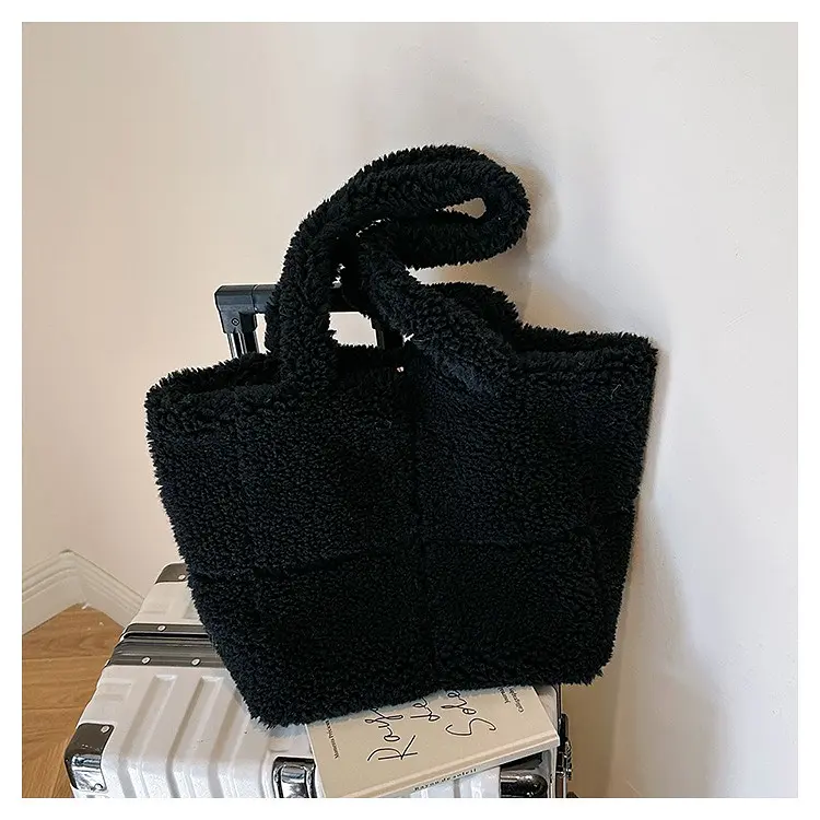 Сумка жіноча плюшева Italian Bags Pelage 42х16х30 Чорний (id_1288) - фото 2