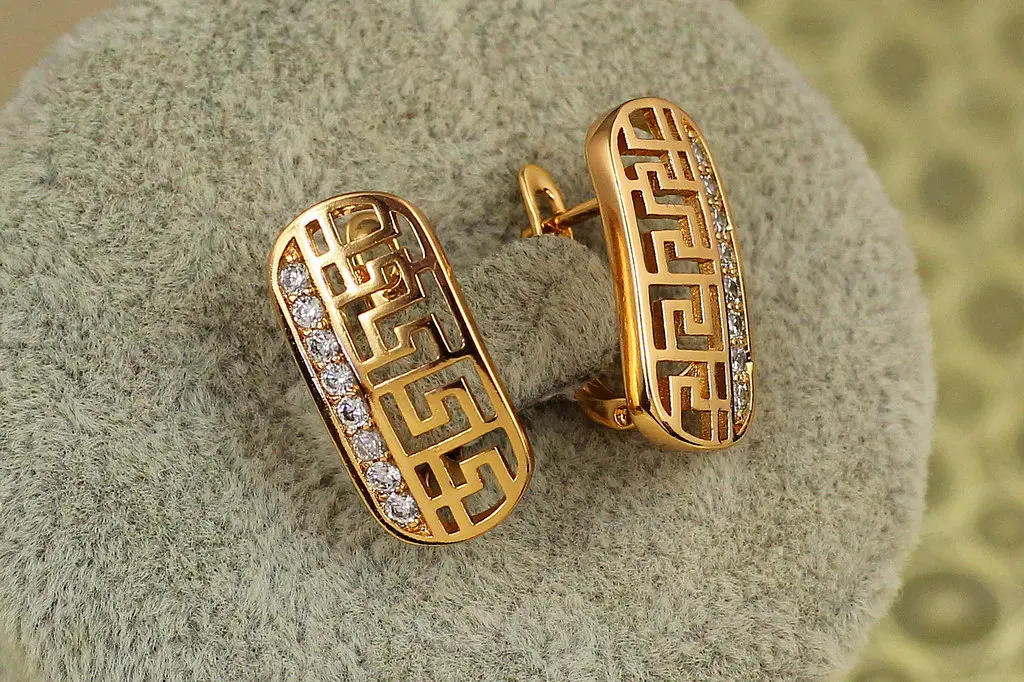 Сережки Xuping Jewelry міф з грецьким візерунком 1.9 см золотисті - фото 2